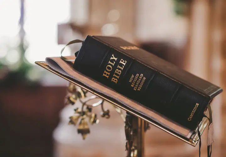 Na stojaku leży Biblia. Czy wahadełko jest niebezpieczne? Ta księga zawiera odpowiedzi.