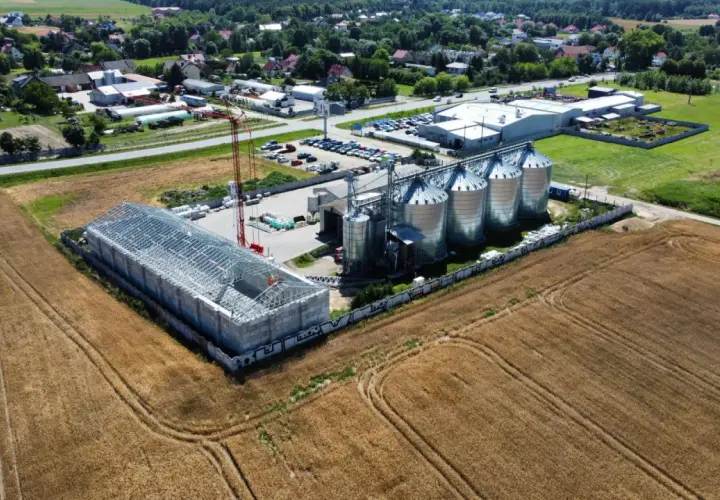 Budowa silosów zbożowych. Rei 60 oznacza klasę odporności ogniowej, co jest ważne dla bezpieczeństwa magazynowania.