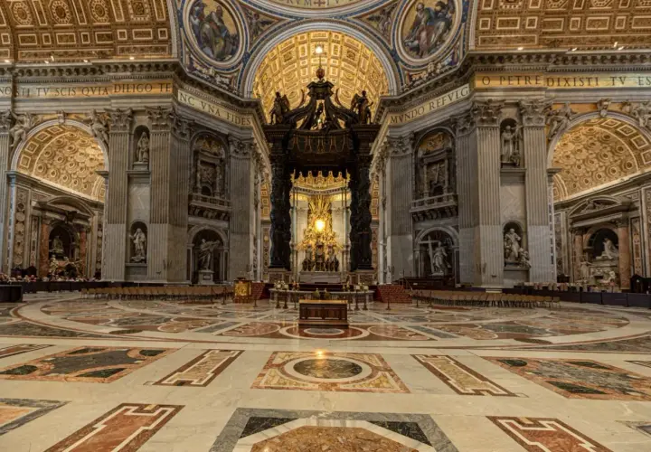 Interno maestoso della Basilica di San Pietro, un luogo imperdibile per chi decide di visitare Roma.
