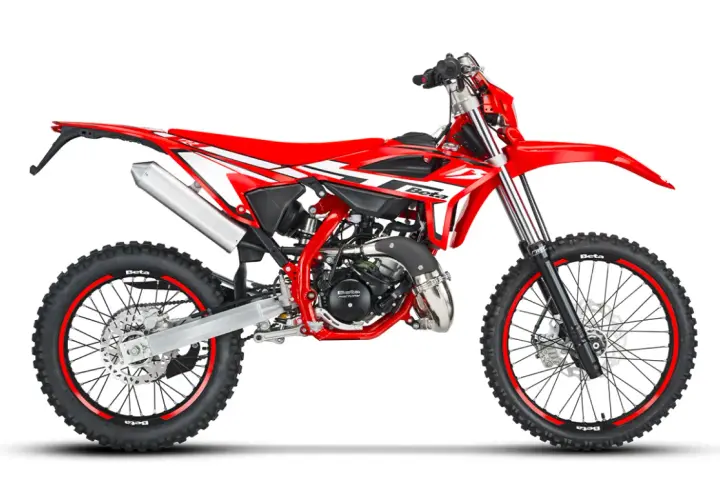 Moto da cross rossa Beta RR 50, pronta per l'avventura. L'olio motore Beta RR 50 garantisce prestazioni ottimali.