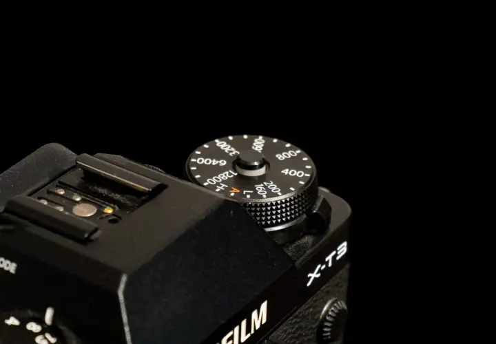 Pokrętło czułości ISO aparatu Fujifilm X-T3 ustawione na 400.