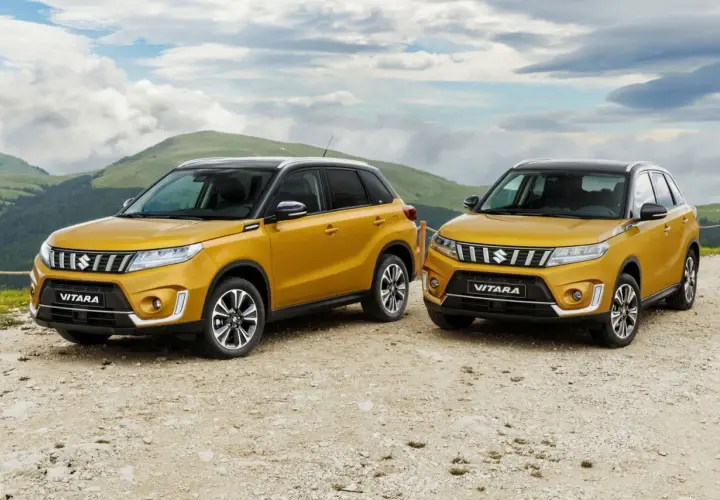 Dos Suzuki Vitara amarillos listos para la prueba en un paisaje montañoso.