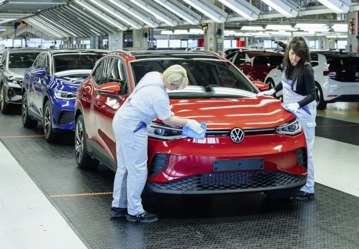 Volkswagen zmienia strategię – czy zmniejsza produkcję samochodów elektrycznych?
