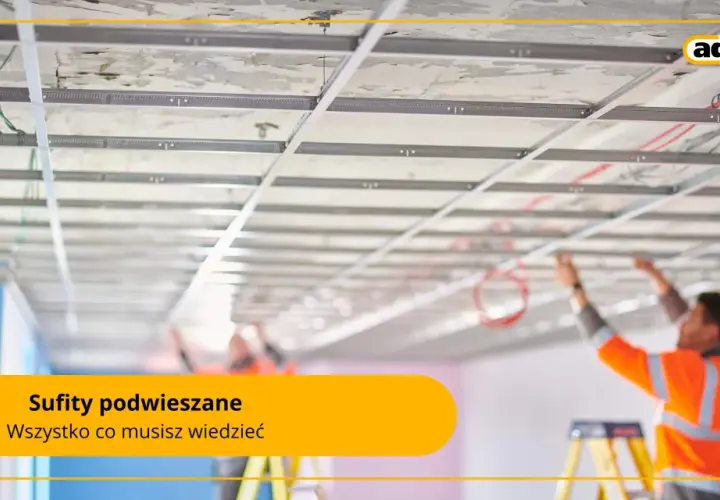 Montaż podwieszanego sufitu. Widoczna konstrukcja metalowa i instalacje.