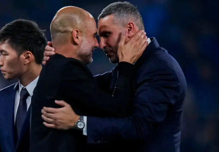 Pep Guardiola i Ryan Giggs w uścisku, symbolizującym szacunek i rywalizację, która wpływa na rankingi Man City.