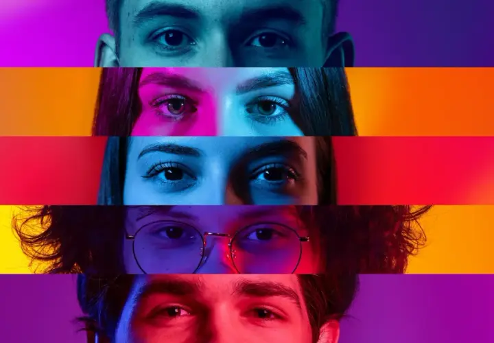 Occhi di persone diverse, illuminati da luci che ricordano quali sono i tre colori primari: rosso, giallo e blu.