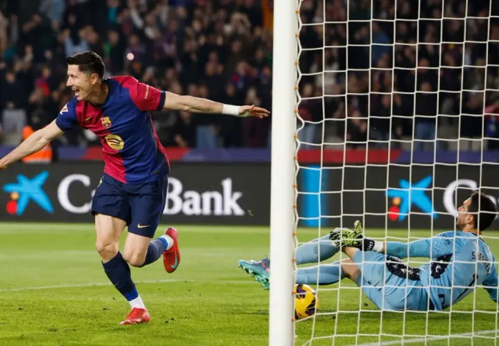 Piłkarz świętuje gola w meczu La Liga, bramkarz leży na ziemi.