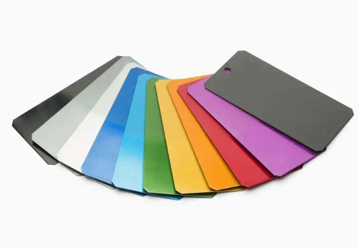 Ventaglio di campioni con diversi colori anodizzazione alluminio: dal nero al grigio, bianco, blu, verde, giallo, arancione, rosso, viola e grigio scuro.