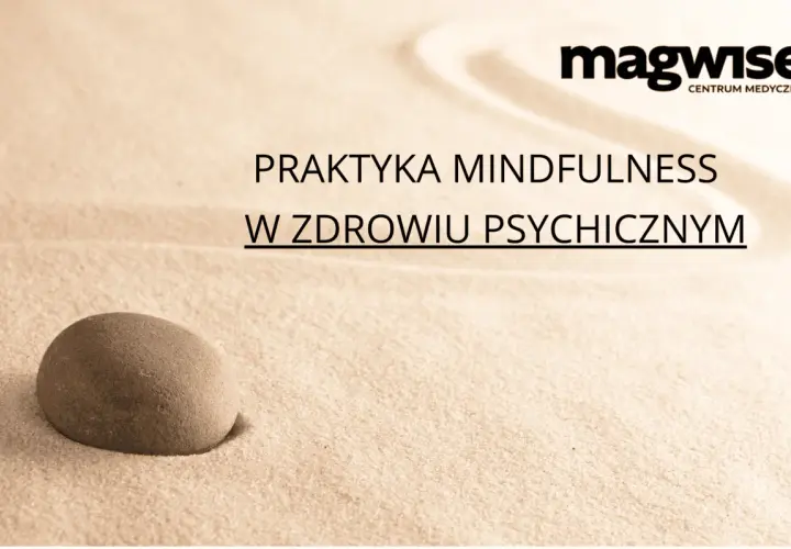 Kamień na piasku symbolizuje spokój i skupienie, czyli co to jest mindfulness. Praktyka mindfulness w zdrowiu psychicznym.