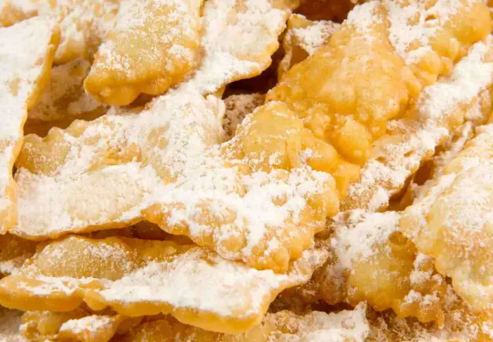 Frappe croccanti e dorate, cosparse di zucchero a velo. Una deliziosa frappe ricetta per Carnevale.