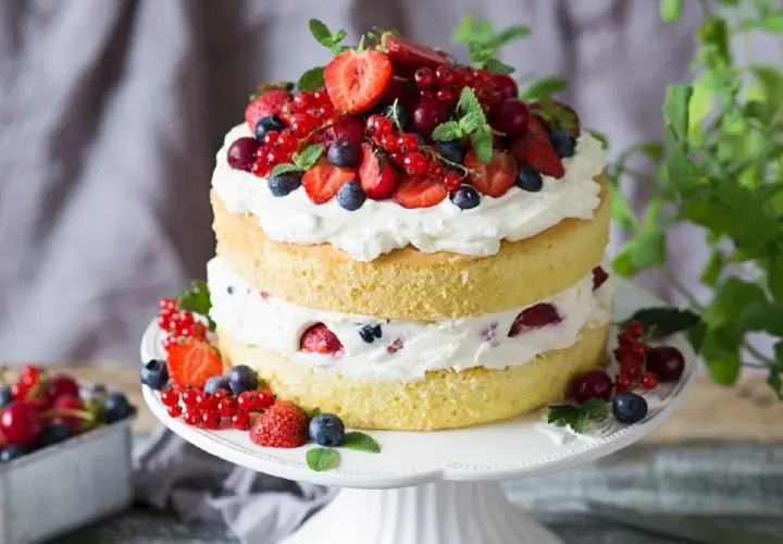 Puszysty tort z bitą śmietaną i owocami leśnymi, idealny na letnie przyjęcie. Ten przepis na tort zachwyci każdego!