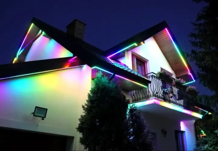 Kolorowe taśmy LED ozdabiają dach i balkon domu, tworząc magiczną atmosferę. Idealne, jakie ledy do pokoju, by rozświetlić noc.