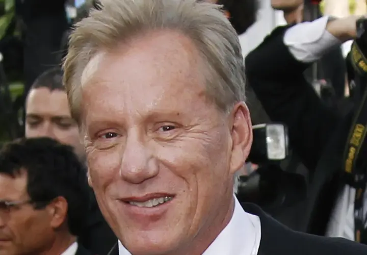 Uśmiechnięty James Woods, znany z wielu niezapomnianych ról w filmach, pozuje do zdjęć.