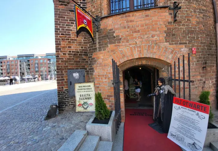 Wejdź do Baszty Tajemnic, gdzie czekają woskowe figury, piraci i mroczne historie. Muzeum zaprasza!