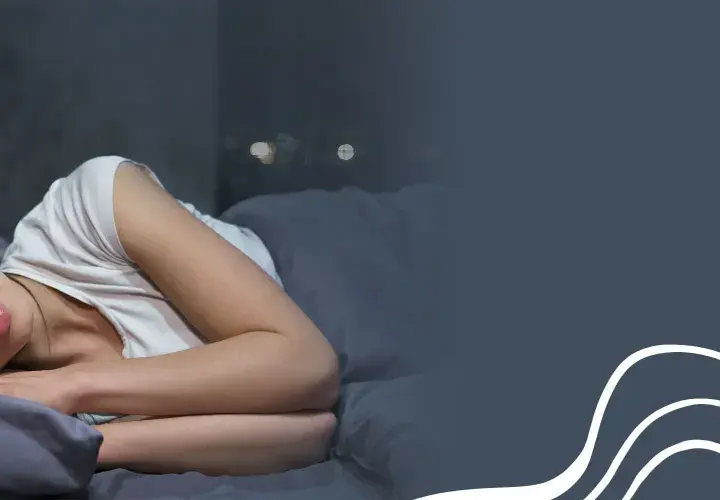 Kobieta śpi spokojnie, jak po udanej medytacji na sen. Jej twarz wyraża błogi spokój.