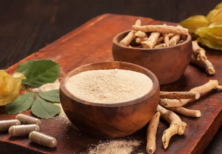 Ashwagandha w proszku i korzeniach, kapsułki i owoce. Zastanawiasz się nad ashwagandha skutki uboczne?