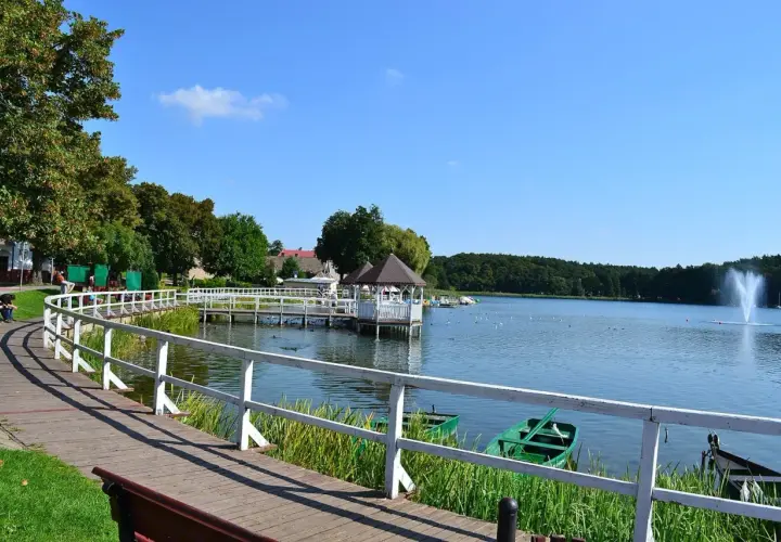 Spacer po promenadzie nad jeziorem, altanka i fontanna to główne **barlinek atrakcje**.