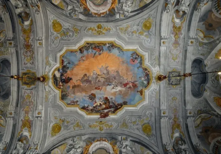 Bogate zdobienia, złote ornamenty i malowidło na sklepieniu ukazujące scenę mitologiczną – to charakterystyczne cechy stylu rokoko.