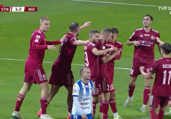 Piłkarze Miedzi Legnica świętują bramkę w meczu przeciwko Stali Mielec. Wynik 1-2 dla Miedzi.