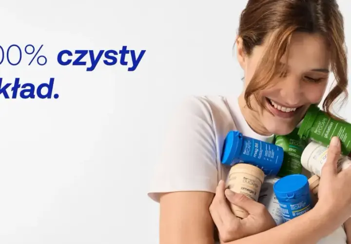Uśmiechnięta kobieta tuli suplementy formeds. Potwierdza to hasło "100% czysty skład", które jest kluczowe dla formeds opinie.