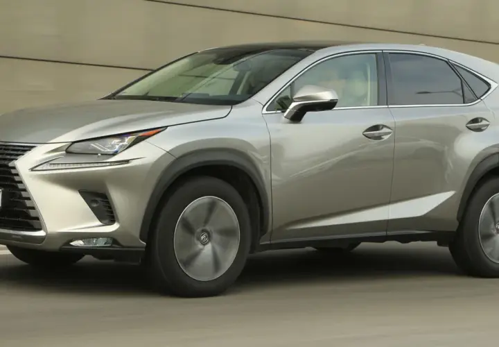Srebrny Lexus NX 300 w ruchu, z widocznym grillem i reflektorami.
