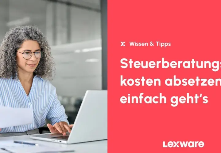 Frau am Laptop, die Papiere hält. Text: "Steuerberatungskosten absetzen: So einfach geht's".