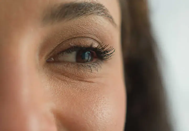 Un œil marron avec un maquillage subtil, idéal pour le maquillage paupière tombante. Les cils sont longs et recourbés.