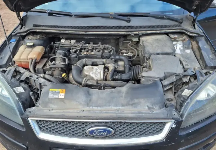 Silnik Ford Focus MK2 1.6 benzyna, widok komory silnika.