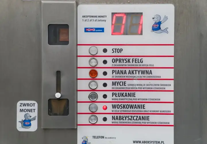 Panel myjni bezdotykowej ABOX. Wybierz program: stop, oprysk felg, piana aktywna, mycie, płukanie, woskowanie, nabłyszczanie. Poznaj myjnia bezdotykowa triki.