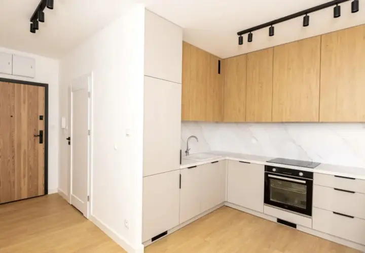 Nowoczesna kuchnia i przedpokój po remoncie. Zastanawiasz się, ile kosztuje kapitalny remont mieszkania 60m2?