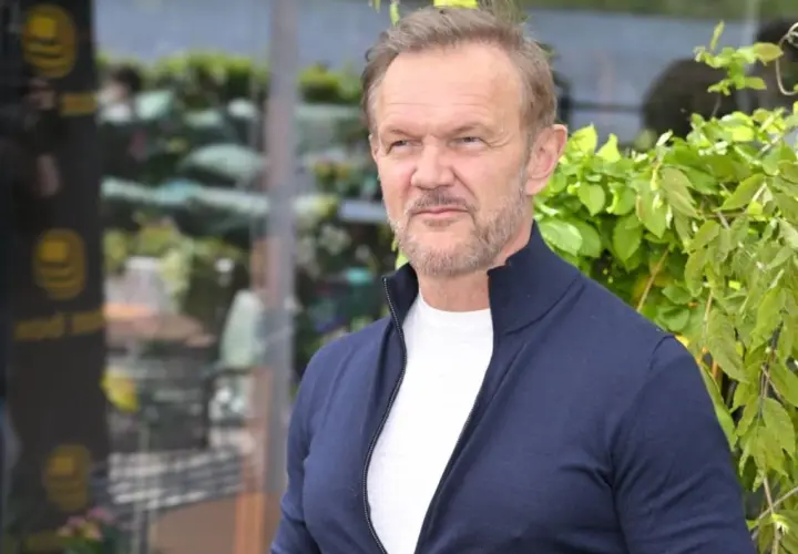 Cezary Pazura, znany aktor, w granatowym swetrze. Ile ma lat Cezary Pazura? Wiek aktora to tajemnica, ale wygląda świetnie!