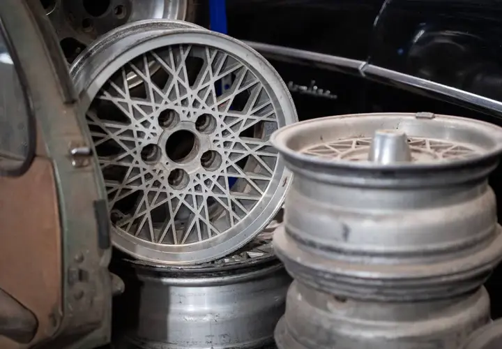 Stare felgi aluminiowe czekają na renowację. Zastanawiasz się, czym wyczyścić aluminium, by znów lśniło?