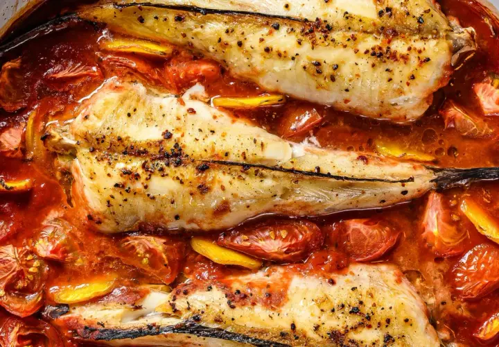 Rape al horno con tomates y limón. Un plato principal perfecto para tus recetas de rape.