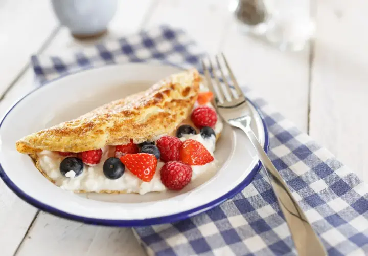 Słodki omlet z twarożkiem i owocami leśnymi. Idealny przepis na omlet na słodko.