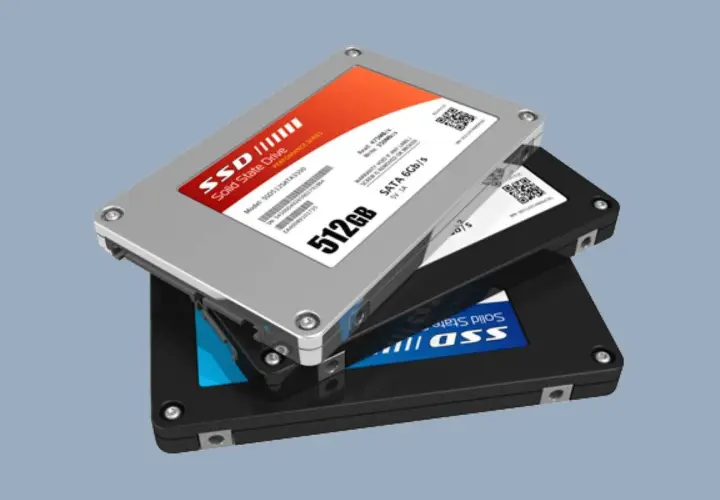 Trois disques SSD empilés, dont un modèle 512 Go avec interface serial ata, prêts à accélérer votre ordinateur.