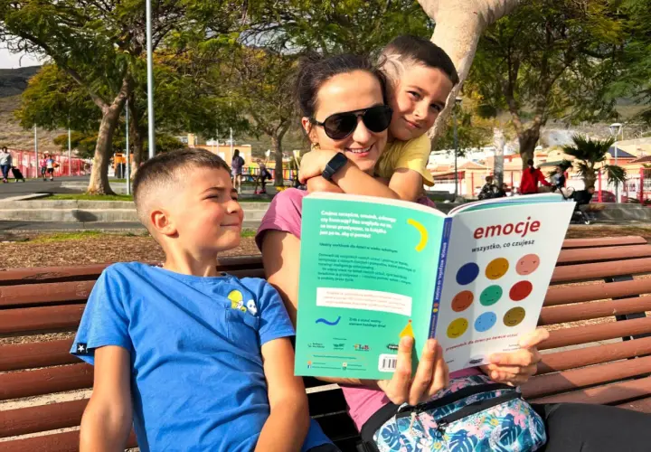 Mama z synami czyta książkę "Emocje: wszystko, co czujesz". To 6 buław uczucia, które pomagają zrozumieć dziecięce emocje.