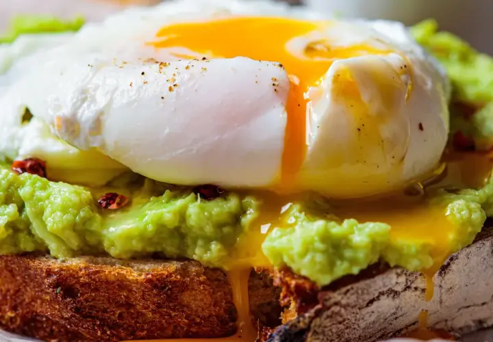 Avocado toast avec œuf poché coulant, une recette simple et délicieuse.