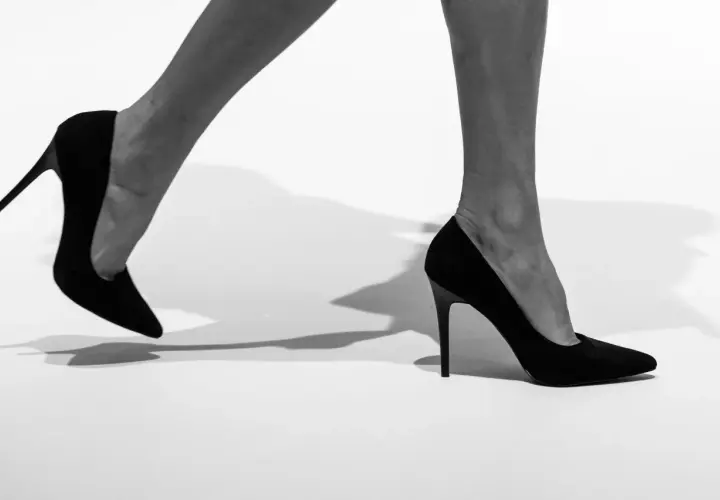 Eleganckie czarne buty na wysokim obcasie, symbol pewności siebie i stylu. Sny o nich mogą oznaczać nowe wyzwania.
