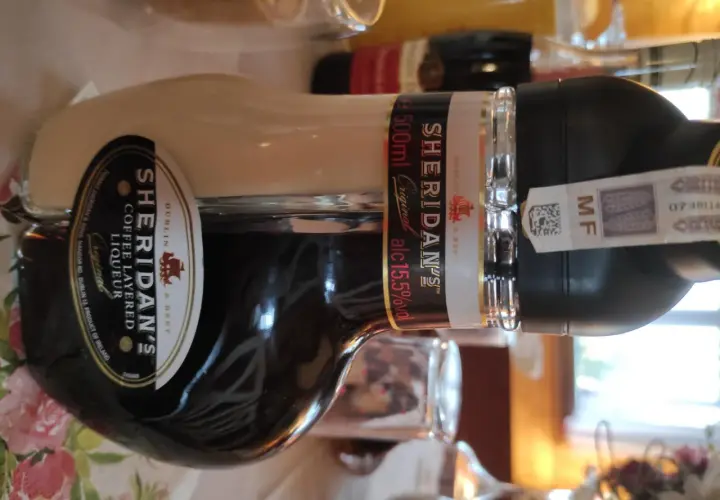 Dwupoziomowy likier Sheridan's z kawą, idealny na specjalne okazje.