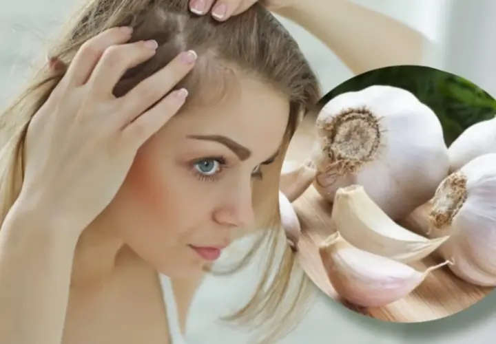 Mujer revisando su cabello, con un primer plano de ajos. Descubre cómo el ajo es bueno para el pelo.