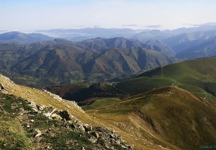 Vistas panorámicas de un monte ori, con valles verdes y caminos serpenteantes.