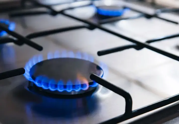 Estufa de gas con llamas azules. Aunque se use butano, se puede poner propano en una estufa de butano si se adapta.