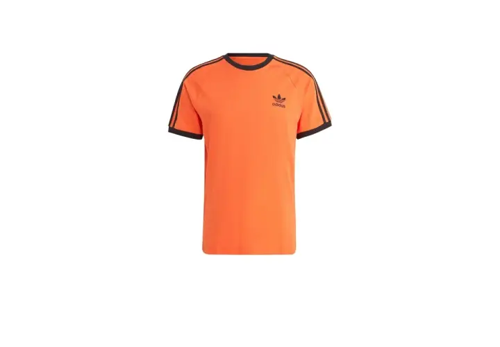 Orange Adidas T-Shirt für Herren mit schwarzen Streifen und Logo.