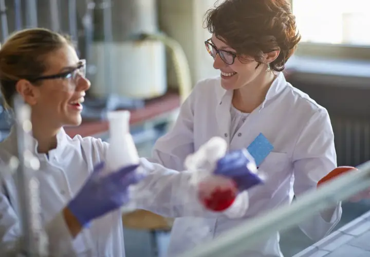 Ile zarabia pracownik laboratorium? Diagnosta, technik pełne stawki.