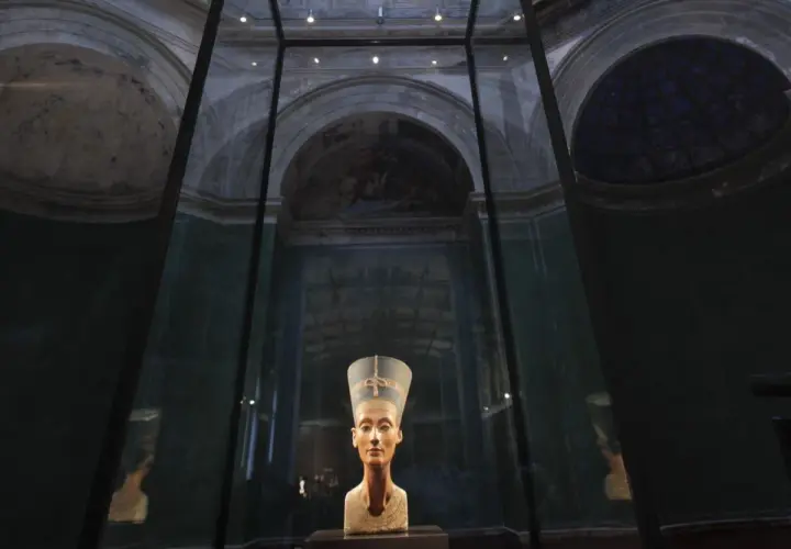 Brama do historii w Neues Museum: słynne popiersie Nefretete w szklanej gablocie, odbijające się w ścianach.