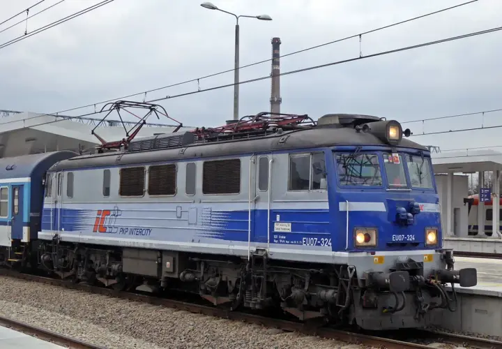 Lokomotywa EU07-324 PKP Intercity gotowa do podróży.
