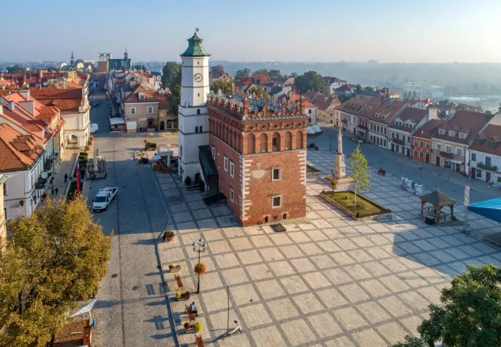 Rynek w Sandomierzu z Ratuszem i kamienicami. Idealne miejsce na spacer i odkrywanie sandomierskich atrakcji dla dzieci.
