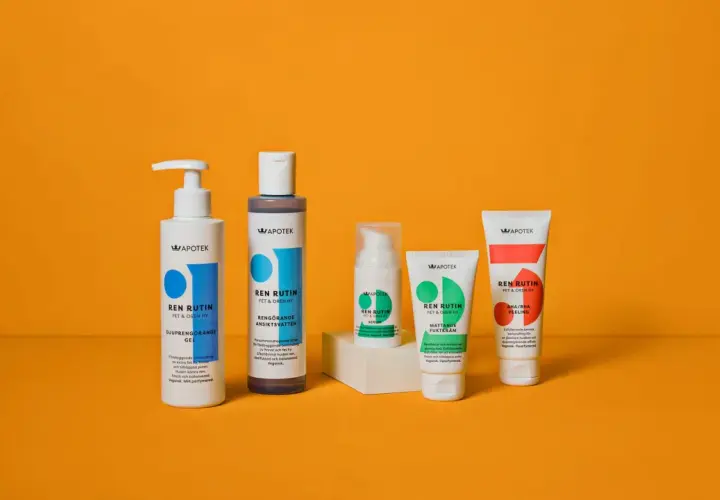 Fem produkter från Apotekets Ren Rutin-serie för fet och oren hud, inklusive gel, ansiktsvatten, serum, fuktkräm och peeling.