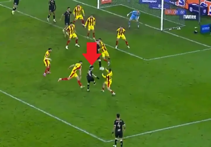 Intensywna akcja w meczu Pogoń Szczecin – Korona Kielce. Piłkarz w czarnym stroju próbuje odebrać piłkę zawodnikowi w żółto-czerwonych barwach.