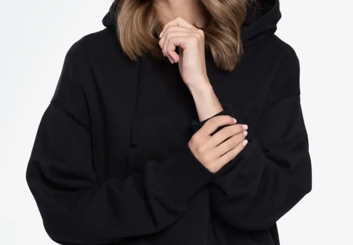 Czarna bluza damska: stylizacje, które zachwycą każdego